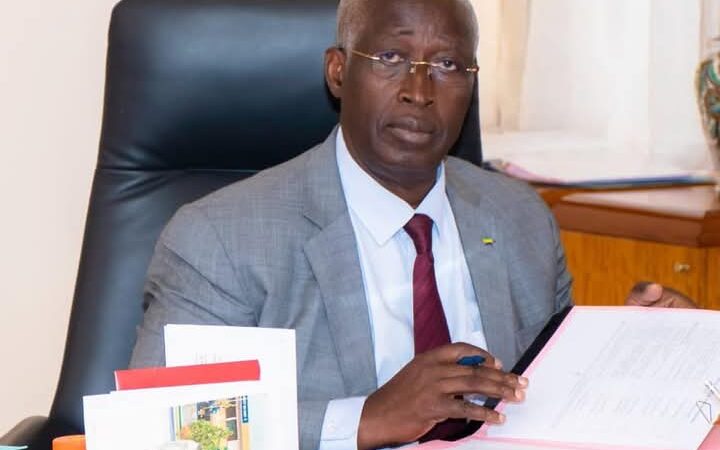 Raymond Ndong Sima présente sa démission