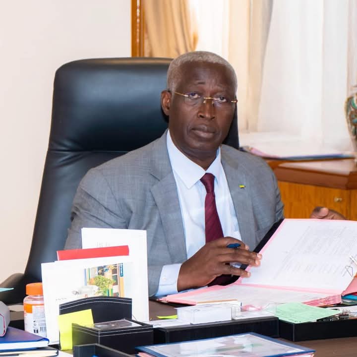 Raymond Ndong Sima présente sa démission