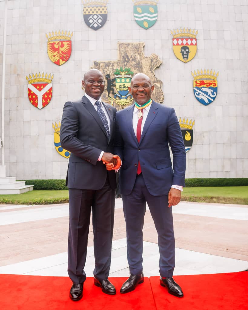 Le banquier nigerian Tony Elumelu honoré par Oligui Nguema pour son engagement pour le développement de l’Afrique