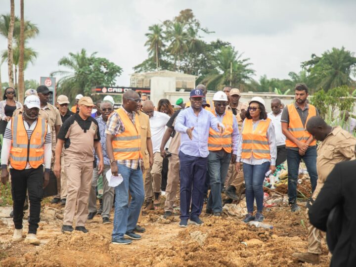 Oligui Oligui Nguema Nguema sur les chantiers des voiries de Cocobeach