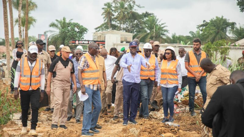 Oligui Nguema Nguema sur les chantiers des voiries de Cocobeach