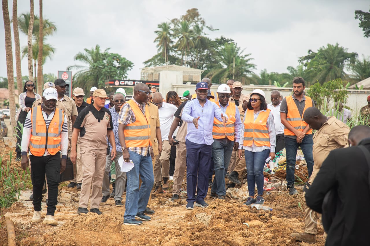 Oligui Nguema Nguema sur les chantiers des voiries de Cocobeach