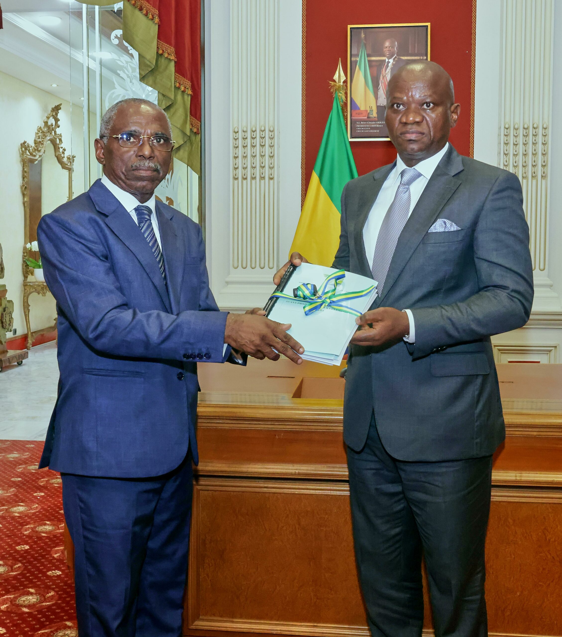 Les avant-projets de loi sur les partis politiques et la repartition des sièges électoraux remis à Oligui Nguema