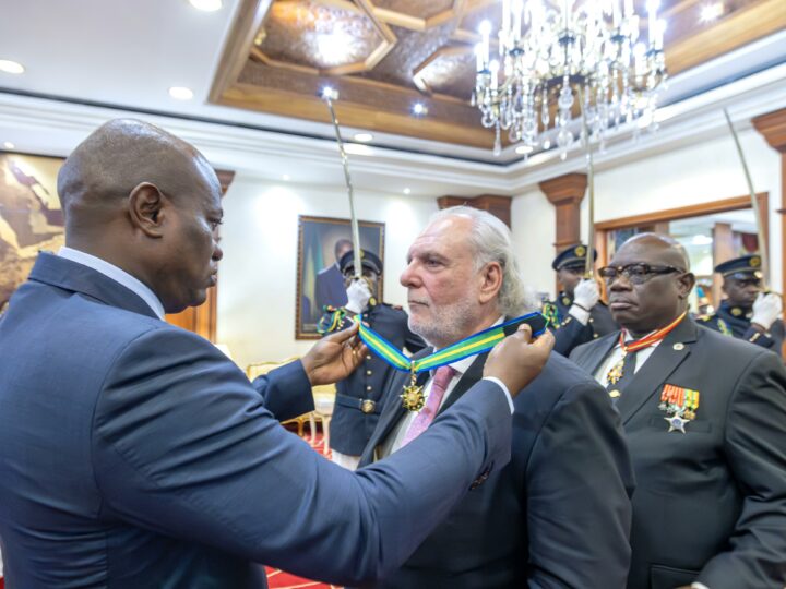 Oligui Nguema décore l’ambassadeur d’Espagne en fin de mission au Gabon