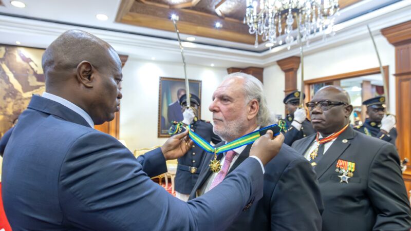 Oligui Nguema décore l’ambassadeur d’Espagne en fin de mission au Gabon