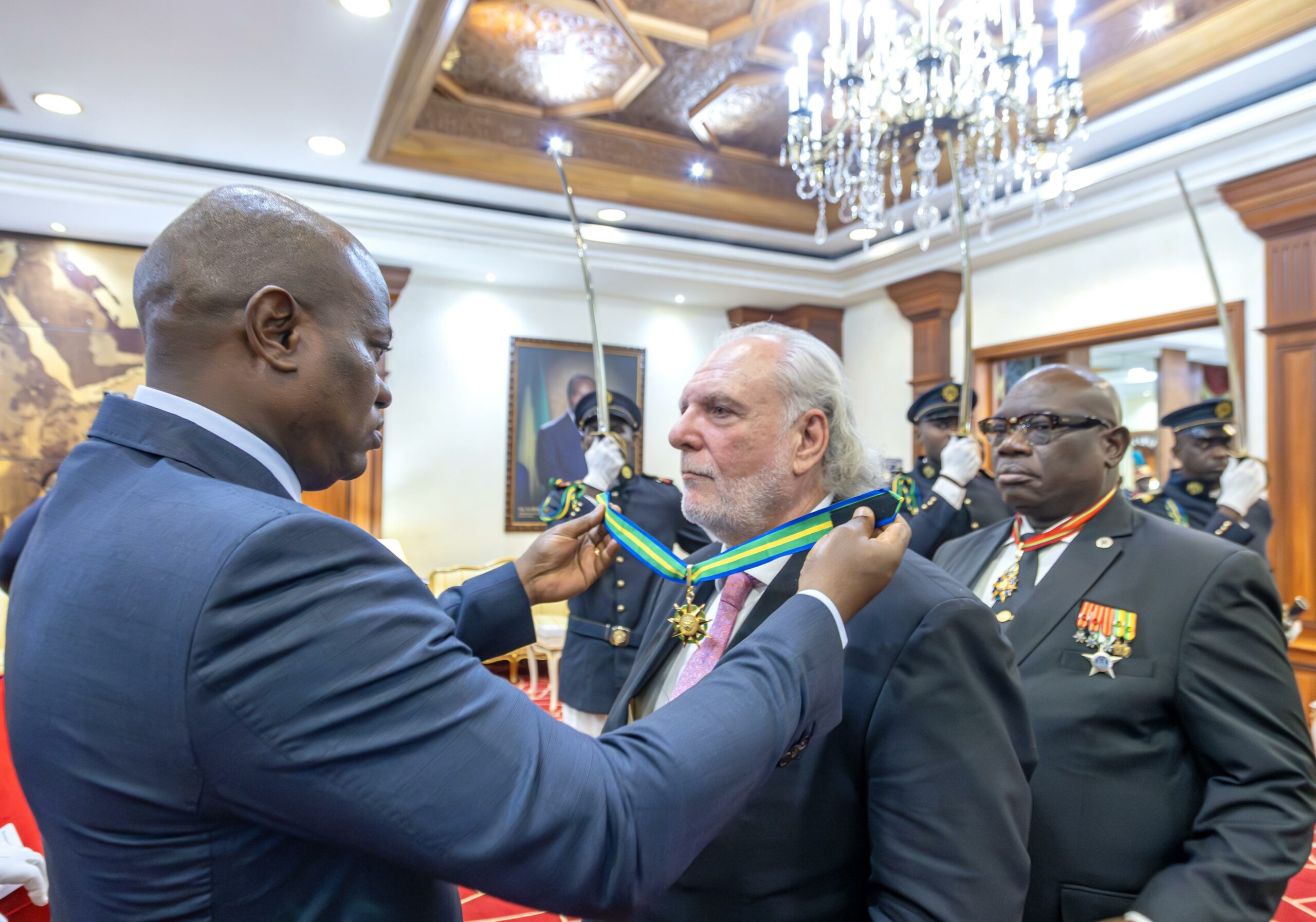 Oligui Nguema décore l’ambassadeur d’Espagne en fin de mission au Gabon