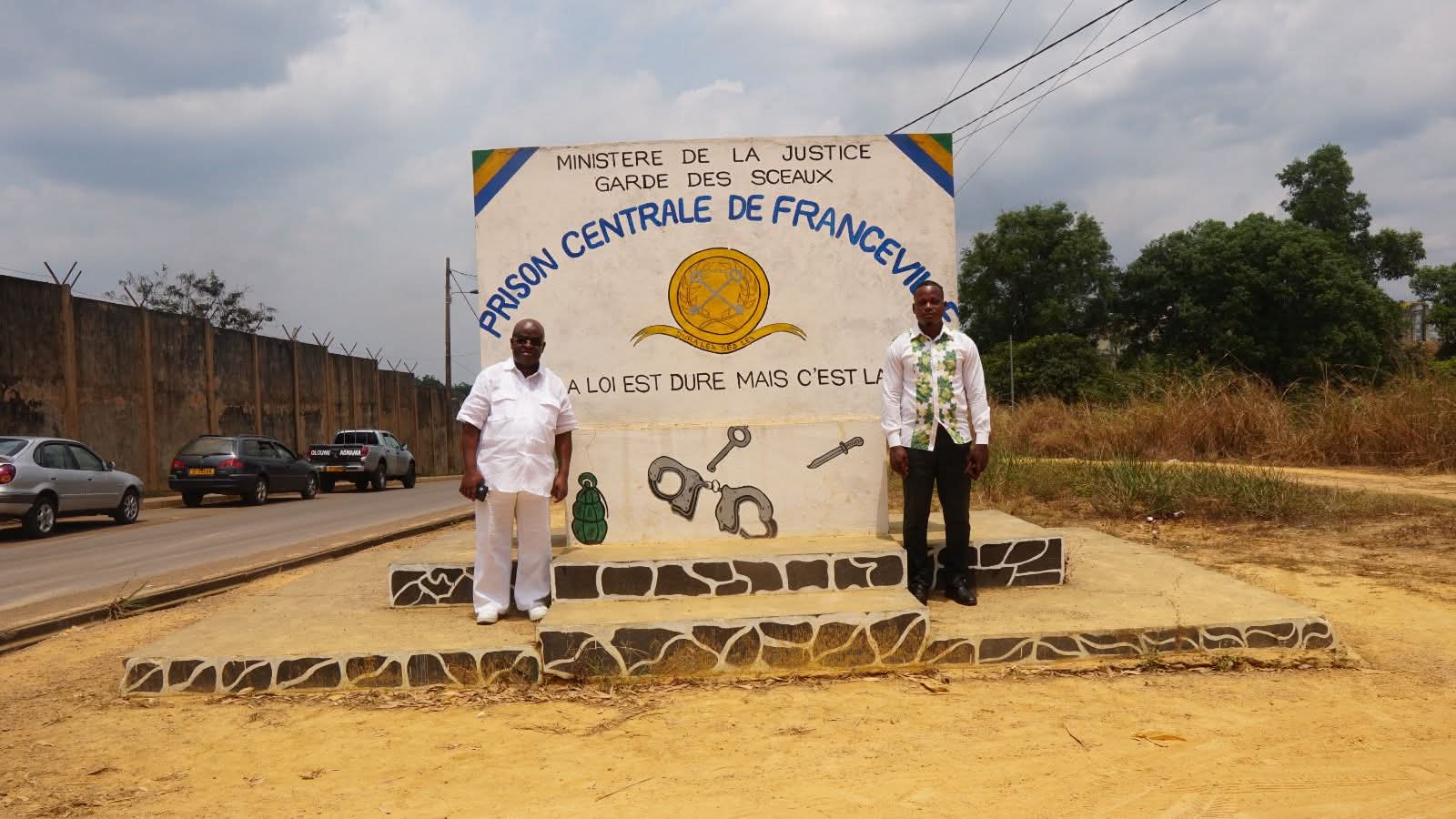 Le candidat indépendant Pascal Oyougou lance sa campagne par une visite à la prison de Franceville