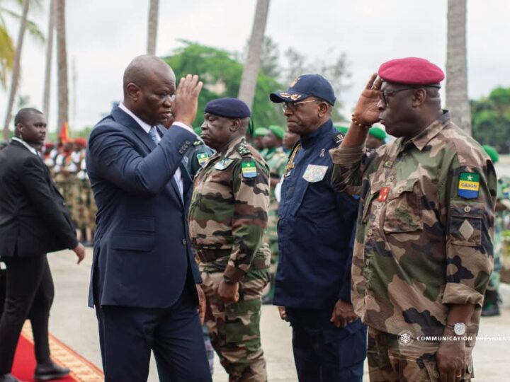 Oligui Nguema assiste à la levée des couleurs au 1er Régiment parachutiste gabonais