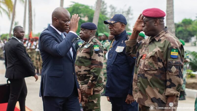 Oligui Nguema assiste à la levée des couleurs au 1er Régiment parachutiste gabonais