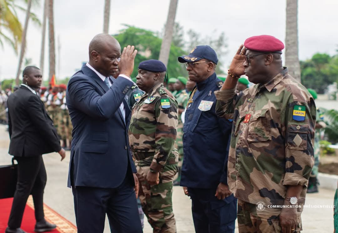 Oligui Nguema assiste à la levée des couleurs au 1er Régiment parachutiste gabonais