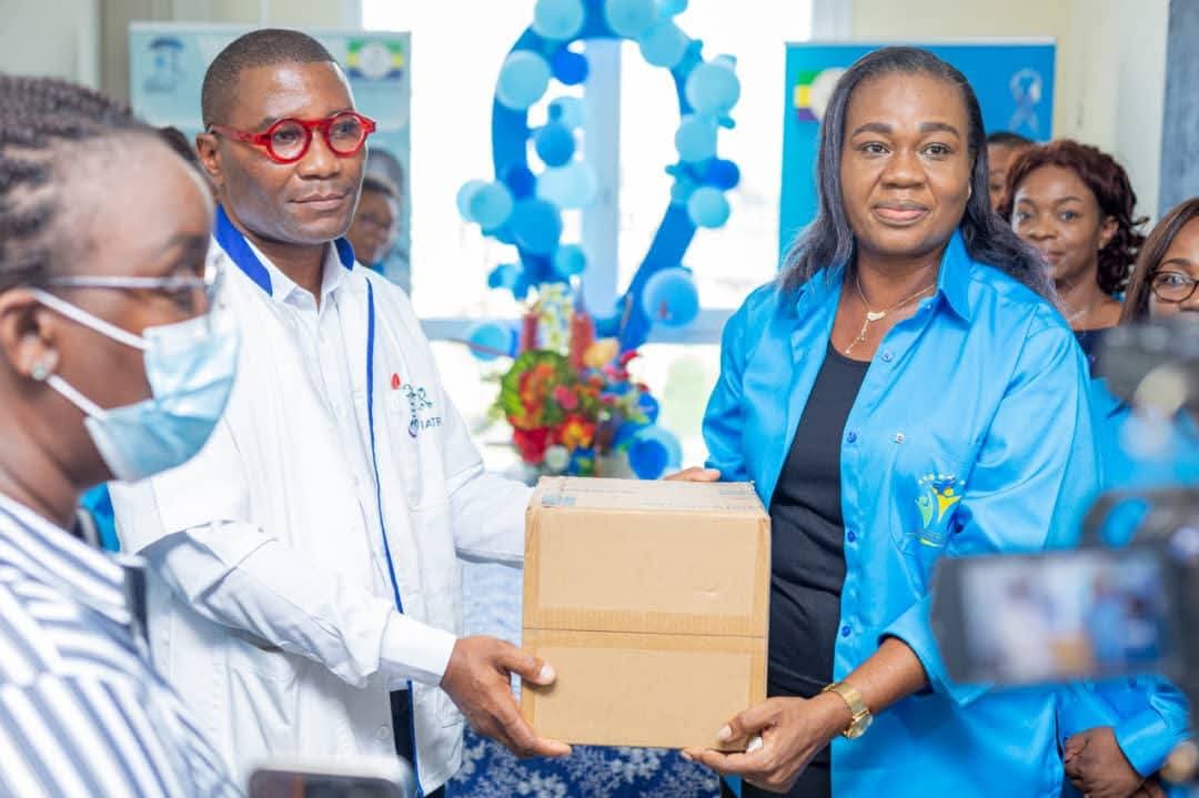 Novembre bleu: l’Association des femmes  et épouses des ministres remet un don de matériel en urologie au CHUL