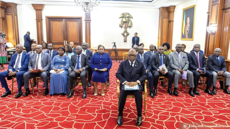 Gabon: démission du gouvernement