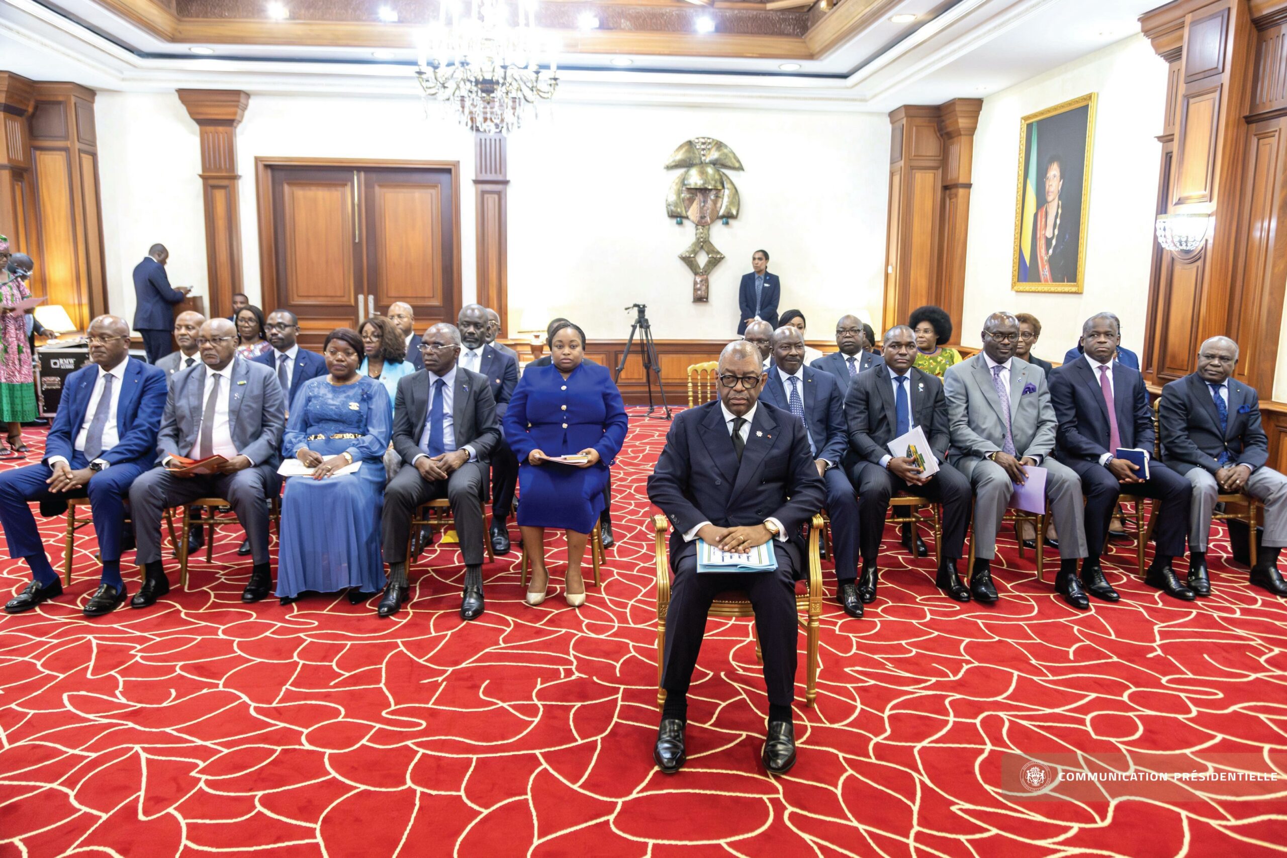 Gabon: démission du gouvernement