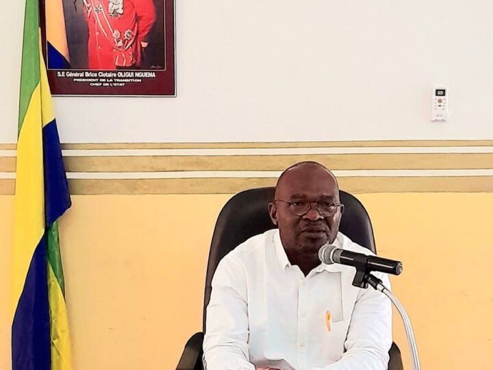 Le nouveau maire de Lambaréné devise avec les commerçantes