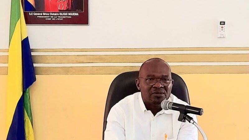 Le nouveau maire de Lambaréné devise avec les commerçantes