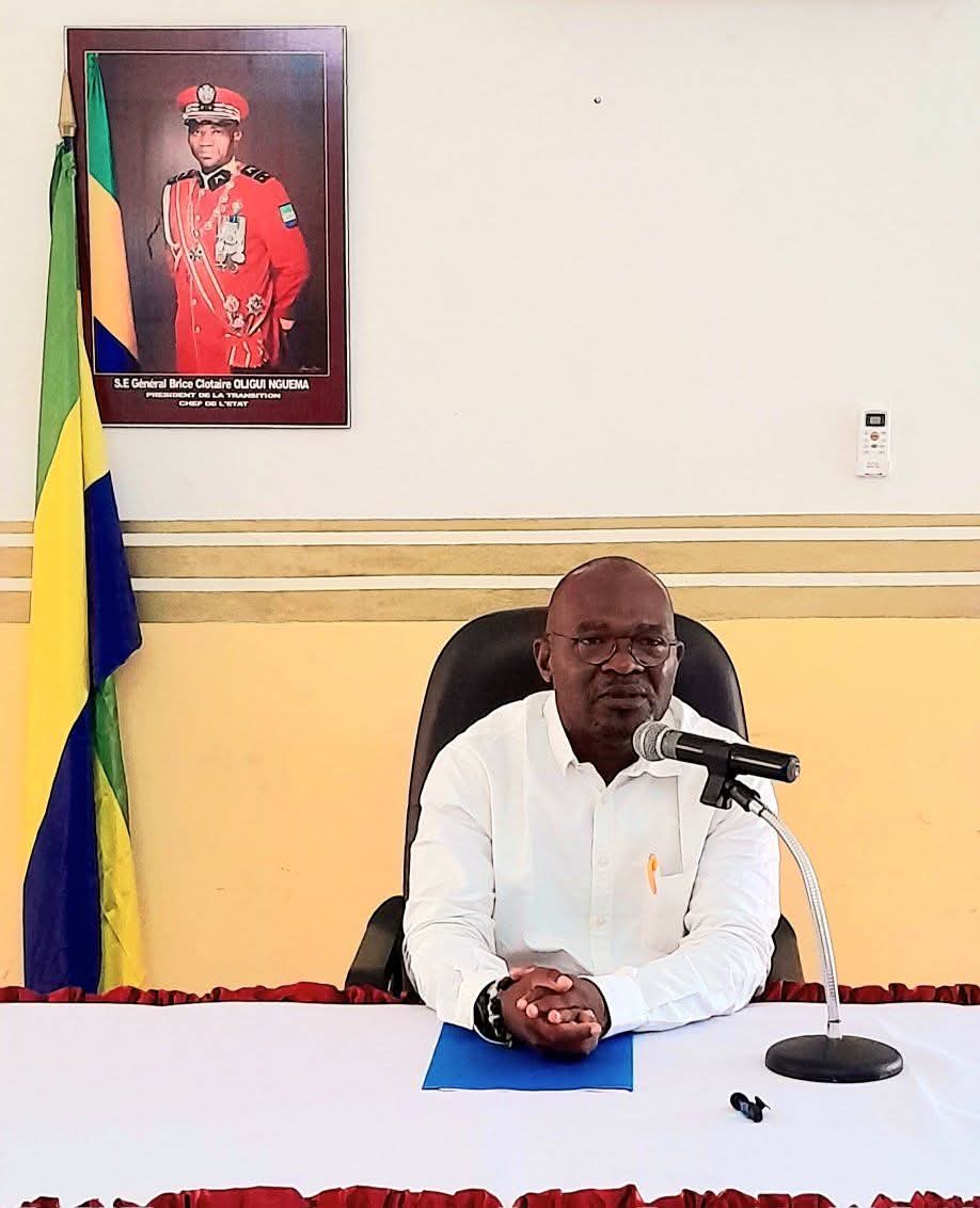 Le nouveau maire de Lambaréné devise avec les commerçantes