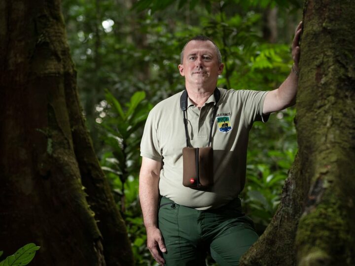 L’ancien ministre Lee White exalte son amour pour les éléphants
