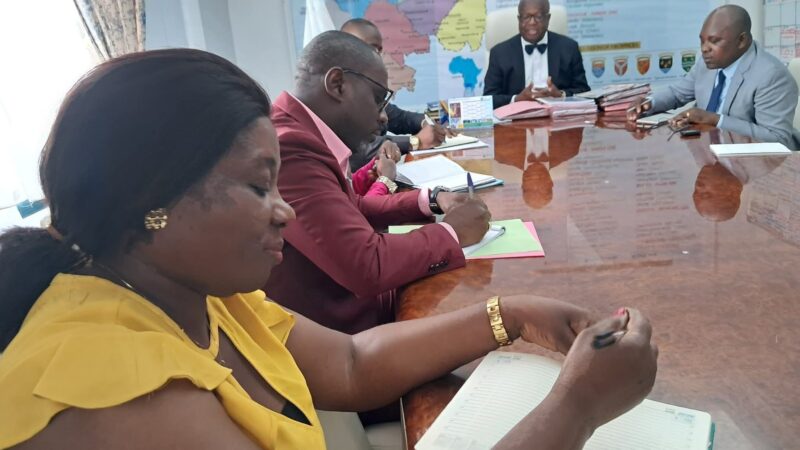 Adrien Nguema Mba rencontre le syndicat de son département ministériel