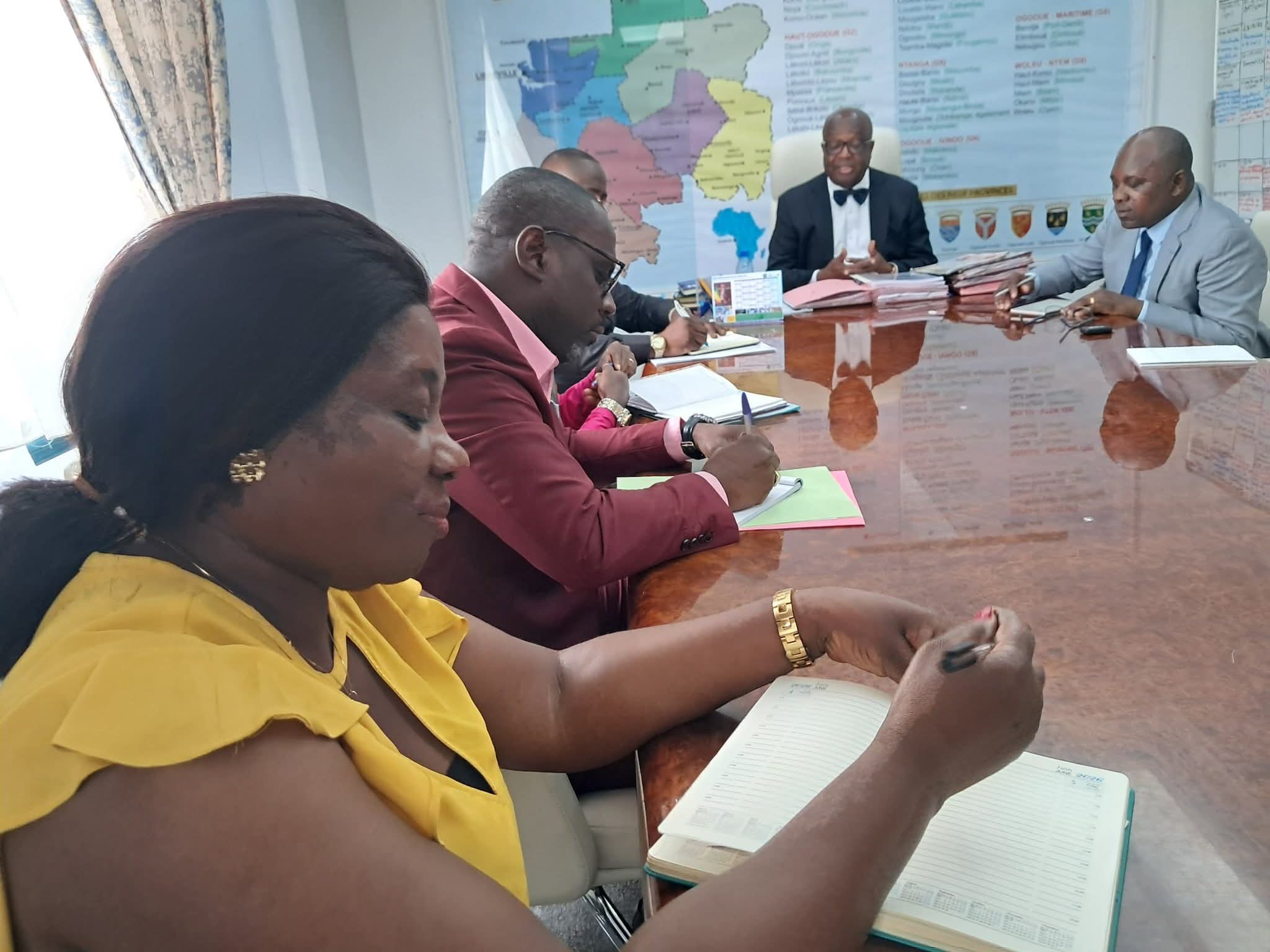 Adrien Nguema Mba rencontre le syndicat de son département ministériel