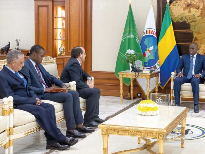Balaie diplomatique au palais du bord de mer