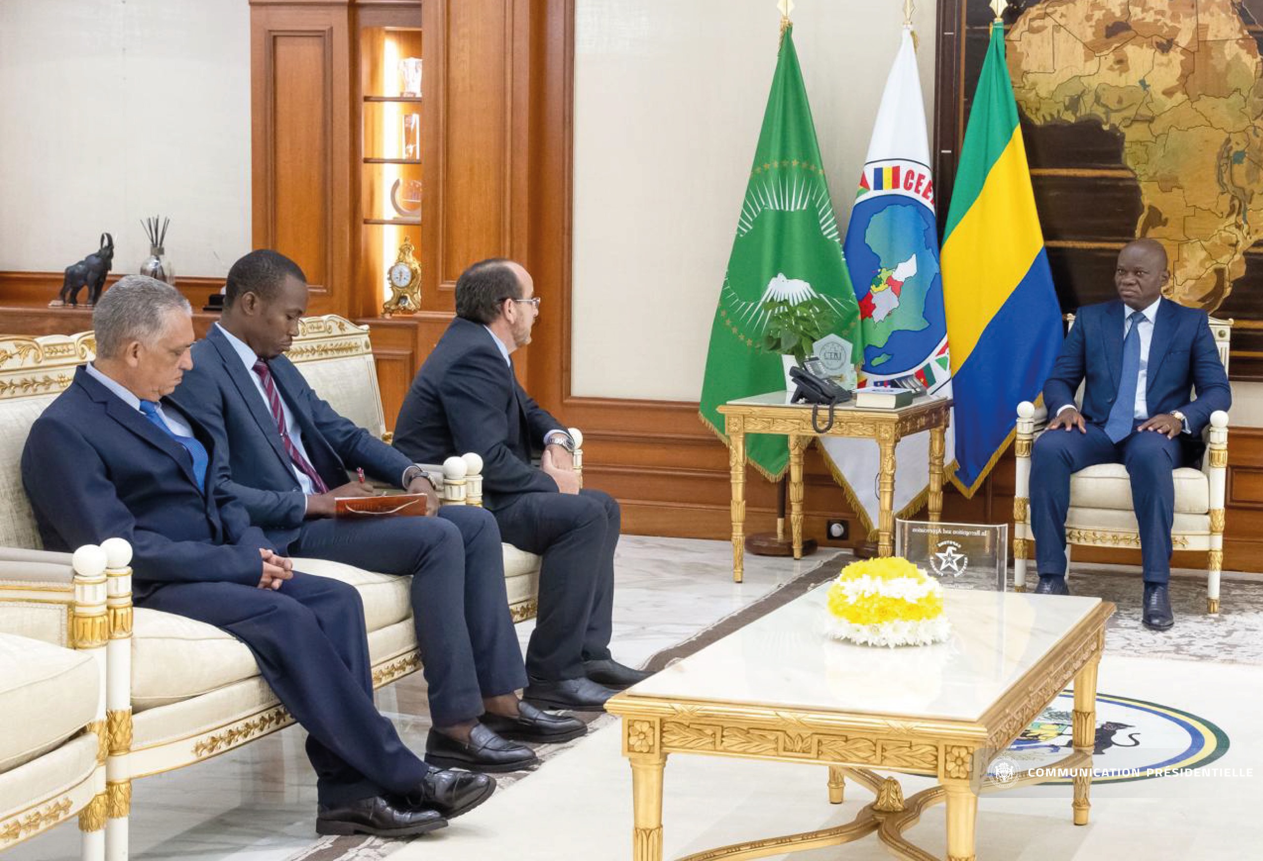 Balaie diplomatique au palais du bord de mer